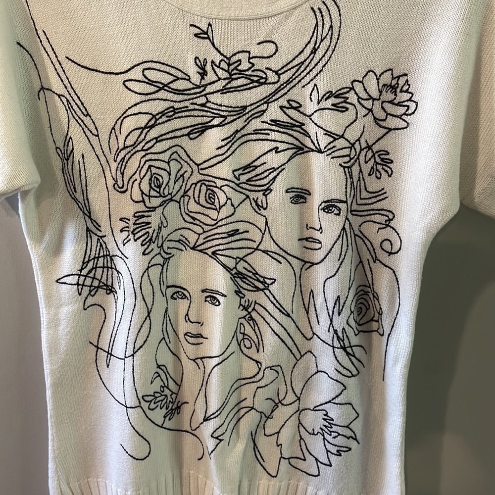 RW&CO. Knit Short Sleeve High-Low Hem Artsy Embroidered Sweater Size XS/S - Picture 3 of 4